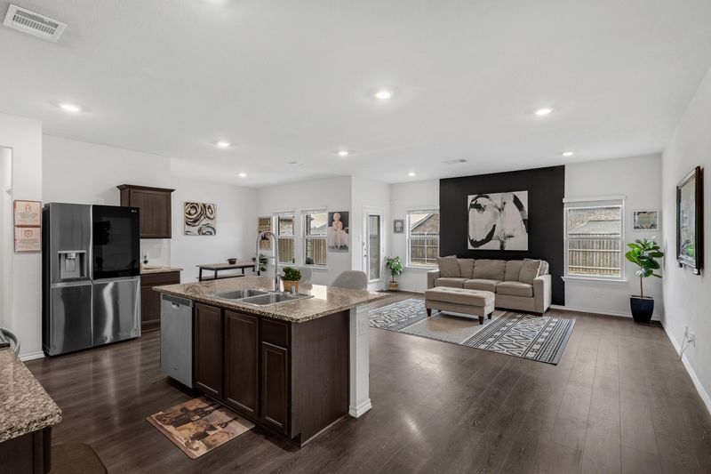 roommates in Undisclosed, Heartland, TX 75126 NEW! New Built Dallas- Metro/ Mesquite Beautiful House w/ Wifi, smart TV, Washer/Dryer, Work desk & More (id. 11410) - cirtru.com