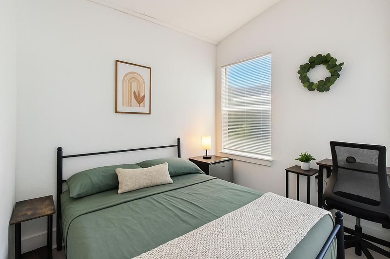 Modern St. Pete Co-Living near SunRunner Rapid Transit & Downtown Pier (id. 12518)