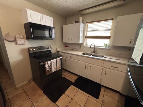 roommates in Undisclosed, Jacksonville, FL 32208 Northside Home, a 2 minute walk to transit stop Clyde Dr. & Rochdale Rd. (id. 1357) - cirtru.com
