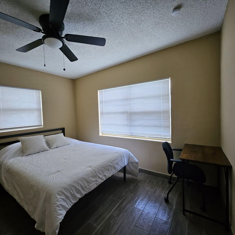 Central & Convenient – Steps from Transit and Stores (id. 13661)