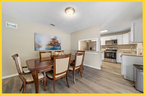Beautiful Home in Pine Hills, Orlando, FL  Close to public transportation  and shopping ! (id. 8446)