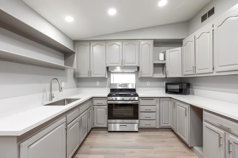 Private high quality and renovated studios near the airport!!! (id. 4934)