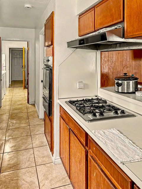 Spacious Sharpstown Home – Safe, Quiet, 2 Blocks from Transit – 1 GB Fiber & Modern Comfort (id. 13318)