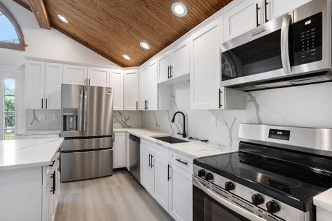 Where Comfort Meets Convenience - Stunning Remodeled Retreat in Brandon | 5 Min to Publix, Dining & Shops (id. 18080)