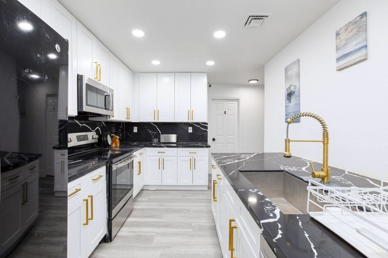 Newly-renovated & beautiful Las Vegas House with Backyard (id. 6136)