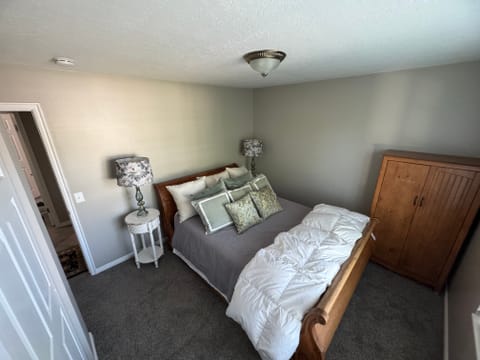 roommates in Layton Private Room in 3Bed.1.5Bath - cirtru.com