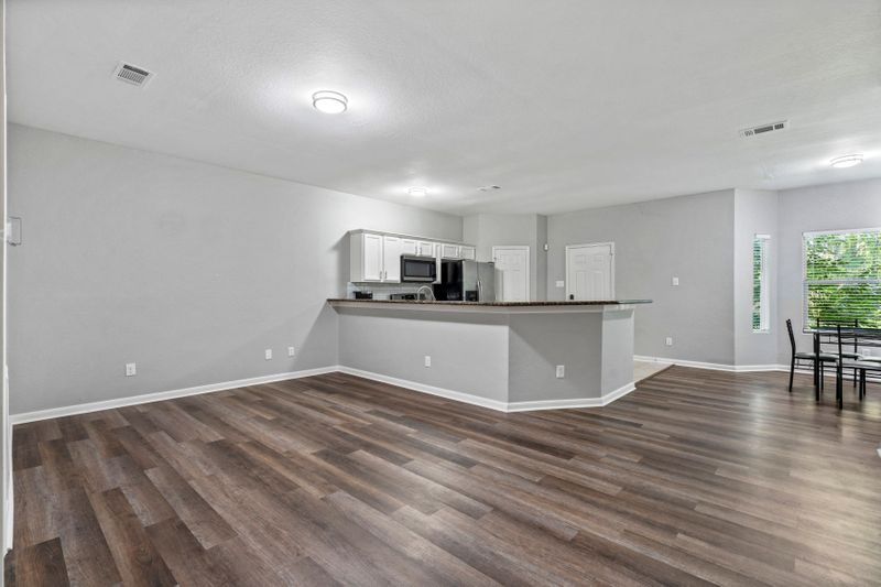 roommates in Undisclosed, Houston, TX 77053 Elite Houston Tri-Level Living: Near Park & 288 South + Smart Suites with Walk-in Closets (id. 7660) - cirtru.com