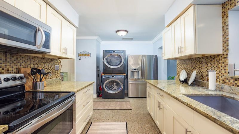 roommates in Undisclosed, Boynton Beach, FL 33435 Walk to the Beach from Your Private Oasis (id. 33118) - cirtru.com