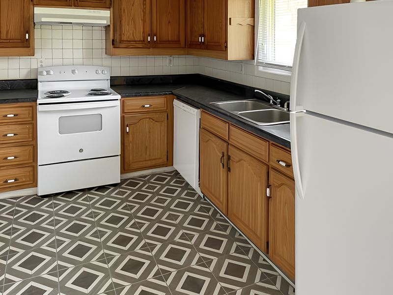 Live in College Park one exit from Airport (id. 773)