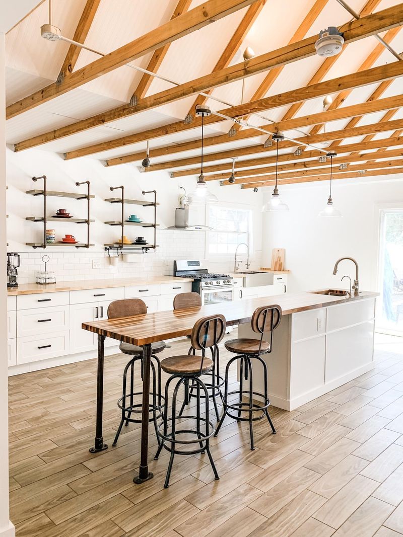 Amazing St Petersburg House with a Huge Kitchen, Covered Patio, and a Living room to Relax!! (id. 13719)